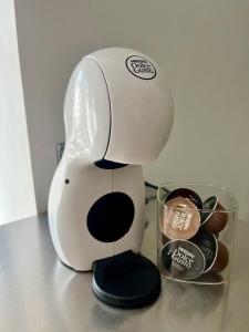 a white blender sitting on top of a counter at Casa con piscina ideal vacaciones en la playa in Comarruga