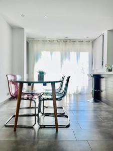 a table and chairs in a room with a kitchen at Casa con piscina ideal vacaciones en la playa in Comarruga