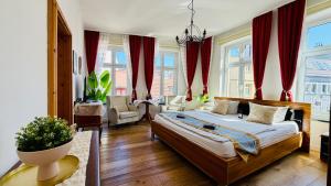 a bedroom with a large bed with red curtains at FewoZauber "Pension am Dom", Historische Apartments, Superzentral, 7min zum Schloss in Schwerin