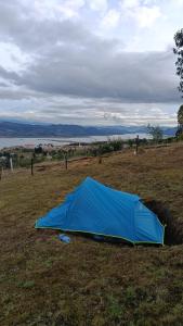 a blue tent sitting in the middle of a field at Zona de camping zoe in Guatavita