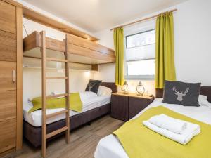two beds in a room with a bunk bed at Sonnen Lodge Kaprun in Piesendorf