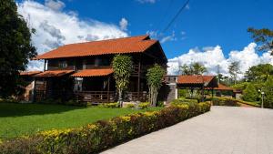 a house with an orange roof and a walkway at Chalet La Estancia - Parque del Café in Montenegro