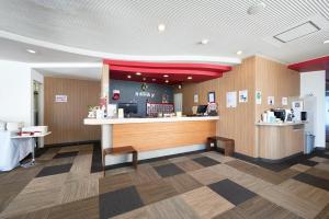 ein Fast-Food-Restaurant mit einer Theke in einem Zimmer in der Unterkunft Hotel Select Inn Sano-Ekimae in Sano