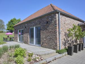 a brick house with a patio and a table at Jantjes Tuin in Mall