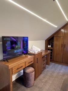 a room with a desk with a flat screen tv at North paradise hotel in Irbid