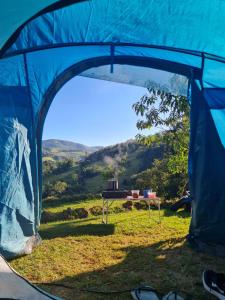 a blue tent with a view of a field at Parque Parapirá Camping in Socorro