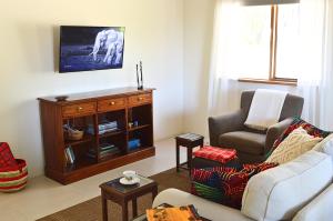 a living room with a couch and a chair at UzuriBarossa in Altona