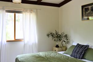 a bedroom with a bed and a window at UzuriBarossa in Altona