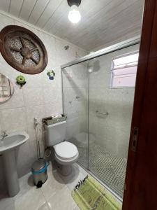 a bathroom with a shower and a toilet and a sink at Pousada Laço e Nó in Itatiaia +14 photos
