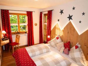 a bedroom with a bed with stars on the wall at Gästehaus Schönfeld in Reit im Winkl
