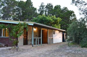 a small house with a driveway in front of it at UzuriBarossa in Altona