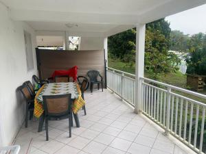 eine Terrasse mit Tisch und Stühlen auf einem Balkon in der Unterkunft Lechampfleury in Garnier