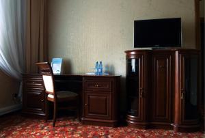 Televízia a/alebo spoločenská miestnosť v ubytovaní Hotel Plock
