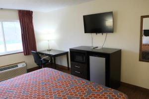 a hotel room with a bed and a flat screen tv at FairBridge Inn Express Chesterton in Chesterton +12 photos