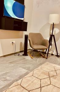 a living room with a chair and a television at Casa Luque in Culiacán