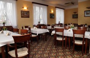 Reštaurácia alebo iné gastronomické zariadenie v ubytovaní Hotel Plock