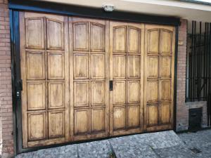 a pair of wooden garage doors on a building at Pausa viajera in Las Heras +2 photos