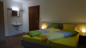 Posteľ alebo postele v izbe v ubytovaní Ferienhaus Willi