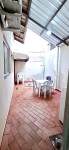 a patio with a table and chairs in a building at Casa 3 quartos - mês com ofertas in Campo Grande +22 photos