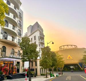 a city street with a tall building and a street sign at The Sol Hotel in Phú Quốc