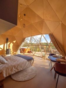 a large room with a bed and a large window at Royal rum in Disah