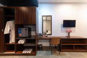 a room with a desk and a mirror at LT Angkor Hotel in Phumĭ Réach Born (2)