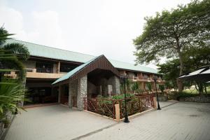 a resort building with a porch and a courtyard at Rayong Royal Residence in Ban Chang