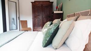 a bedroom with a bed with white sheets and pillows at QuickHome Appartamento Rovere in Biella