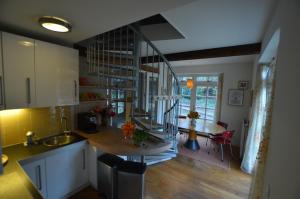 a kitchen and living room with a table and a dining room at B&B Stadsoase Nijmegen in Nijmegen