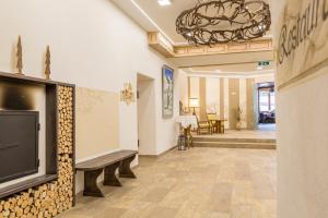 A television and/or entertainment centre at Sterzinger Posthotel