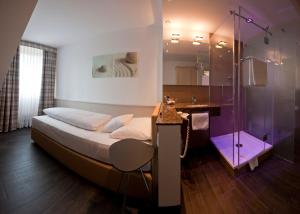 Postel nebo postele na pokoji v ubytování Hotel Lechnerhof Unterföhring
