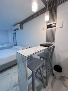 a room with a desk and two chairs and a bed at Apartamento Centro Histórico Cartagena in Cartagena de Indias