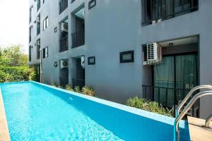a swimming pool in front of a building at Chill Guest in Ban Khlong Khwang Klang +13 photos