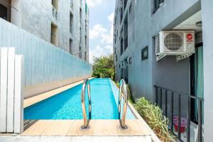 a swimming pool in the side of a building at Chill Guest in Ban Khlong Khwang Klang