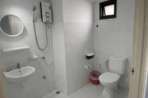 a white bathroom with a sink and a toilet at Chill Guest in Ban Khlong Khwang Klang