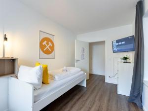 a room with a white couch and a tv at BudgetRoom 3 BR perfect for Teams in Castrop-Rauxel