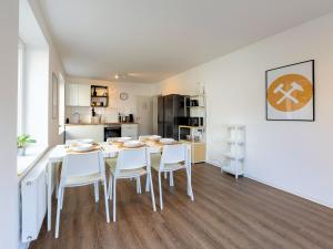 a kitchen and dining room with a table and chairs at BudgetRoom 3 BR perfect for Teams in Castrop-Rauxel