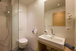 A bathroom at Aparthotel AlpTirol