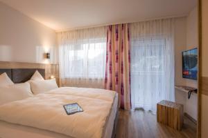 A bed or beds in a room at Aparthotel AlpTirol