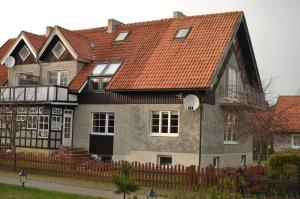 una casa grande con techo rojo en Nidos burė en Nida