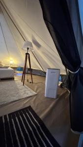 a tent with a table and a lamp in a room at Cabinas El Mango in Bribri