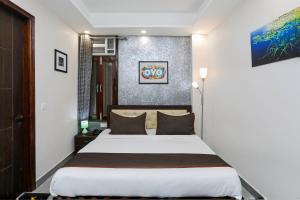 a bedroom with a large bed in a room at Hotel O The Signature inn in Indirapuram