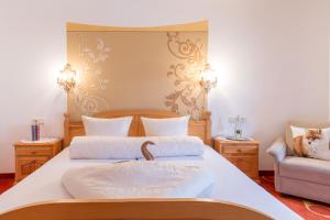A bed or beds in a room at Sterzinger Posthotel