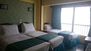 Кровать или кровати в номере Royal Crown Hotel عائلات فقط