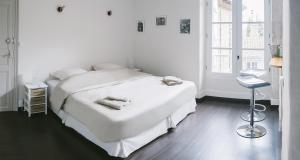 una camera bianca con un letto e una finestra di A2 PAS a Lectoure