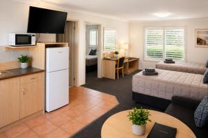 a small living room with a kitchen and a living room at Southern Cross Motor Inn in Narrabri