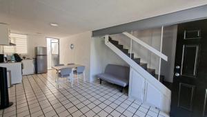 eine Küche mit Treppe und einem Tisch mit Stühlen in der Unterkunft Casa Torremolinos en Coto Privado in Zapopan