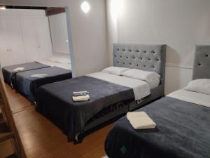 two beds in a room with two beds sidx sidx sidx at Fortaleza Diosa Chia in Chía