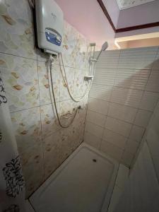 a shower in a bathroom with a toilet at APARTMENT 01 Meadowbrook Home Stade in Kasaayi