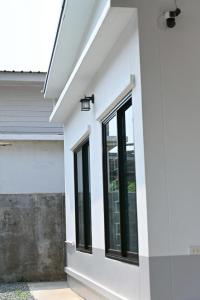 a white house with windows on the side of it at บ้านอิงฟ้าแม่ฮ่องสอน in Ban Mai Ngae +39 photos